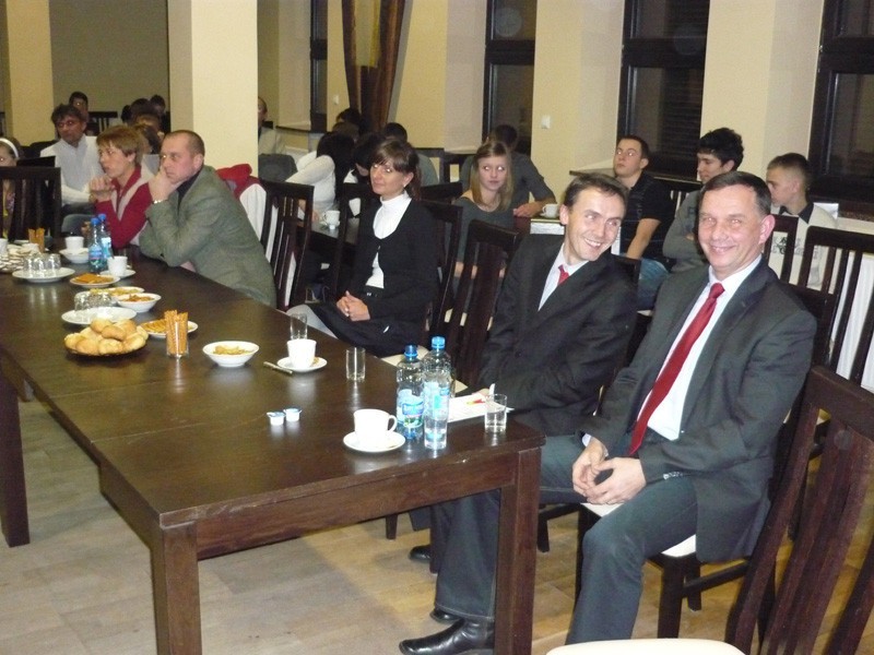 Siedzą od prawej: Jan Świerad, Piotr Cych,  Karolina Walczak...