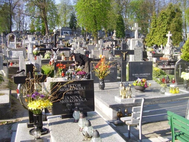 Na kolejnych stronach zobaczycie zmiany w organizacji ruchu wokół głogowskich cmentarzy. W czasie Wszystkich Świętych i Zaduszek skierowanych będzie tam wielu policjantów, którzy zadbają o bezpieczeństwo odwiedzających groby.