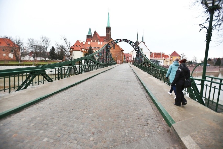 Kłódki zakochanych na wyremontowanym moście Tumskim we...