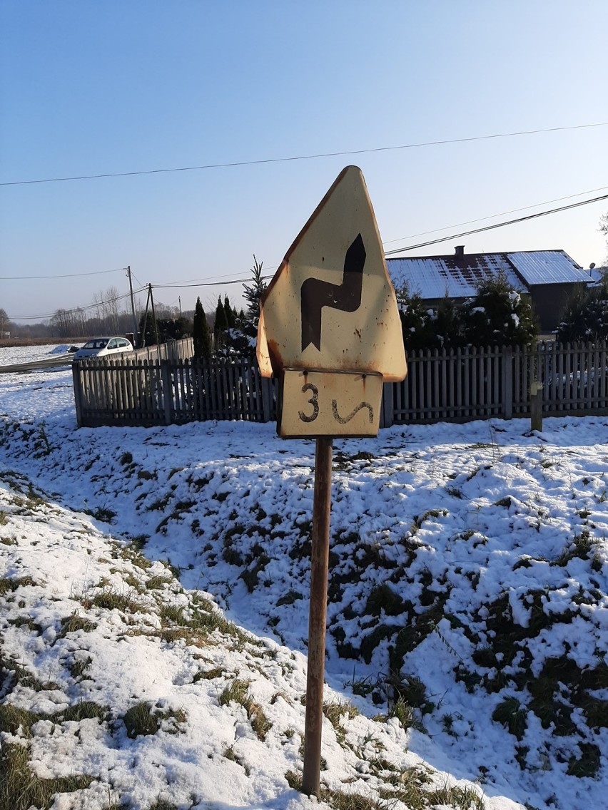 W powiecie dąbrowskim trwa wielka wymiana znaków drogowych. Przy siedmiu trasach pojawi się 700 nowych drogowskazów [ZDJĘCIA]