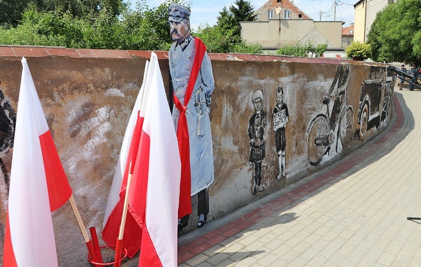 Józef Piłsudski w Wyrzysku. Odsłonięto nowy mural [ZOBACZ ZDJĘCIA]