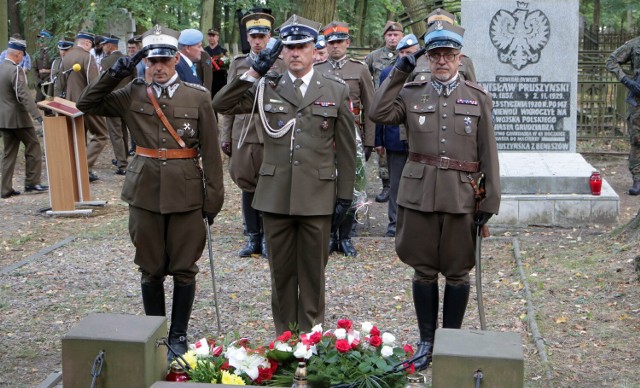 W piątek, pierwszym dniu zjazdu kawaleryjskiego, uczestnicy zjazdu złożyli kwiaty przy tablicy Szkoły Podchorążych Rezerwy Kawalerii, na grobie gen. Stefana de Castenedolo Kasprzyckiego, przy pomniku ks. prałata, rtm. Zdzisława Peszkowskiego