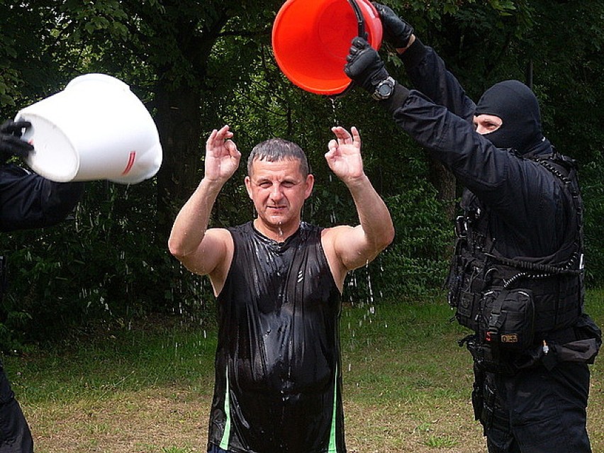 Inspektor Andrzej Sabik oblany zimną wodą