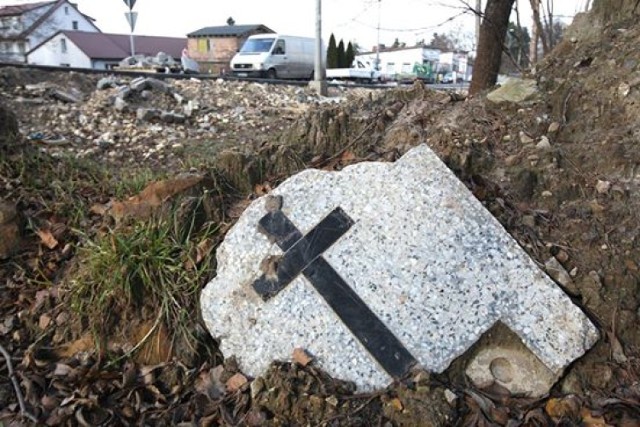 Pomiędzy drzewami, tuż przy skrzyżowaniu ulic Ściegiennego i Popiełuszki w Kielcach leży... płyta nagrobna.