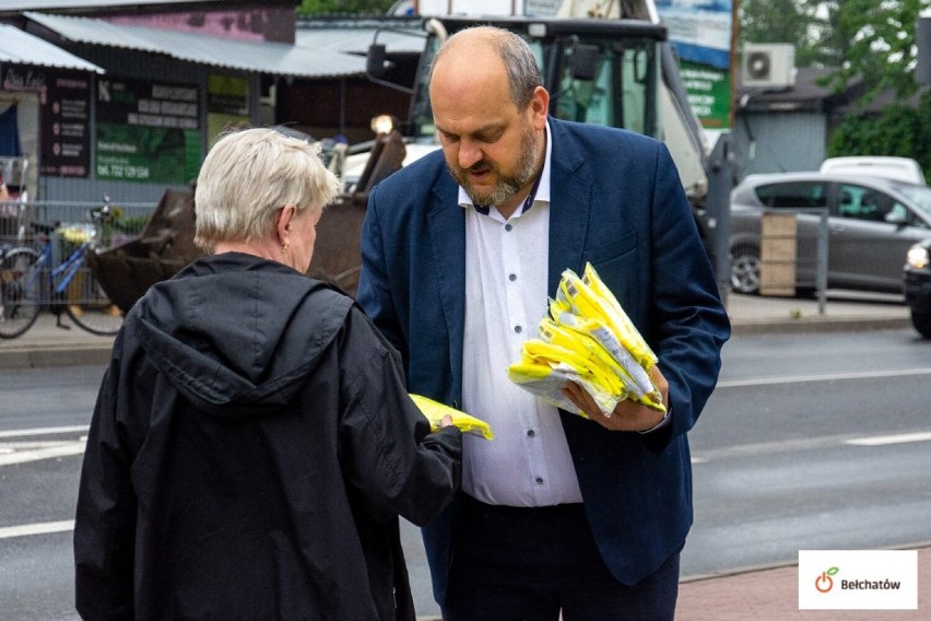 Podczas akcji rowerzystom i pieszym rozdawano kamizelki...