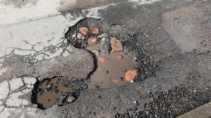 Dziurawy Puck: po zimie ulice wyglądają jak ser. Kiedy zacznie się łatanie lub remont nawierzchni? Które naprawią najpierw? | FOT, WIDEO