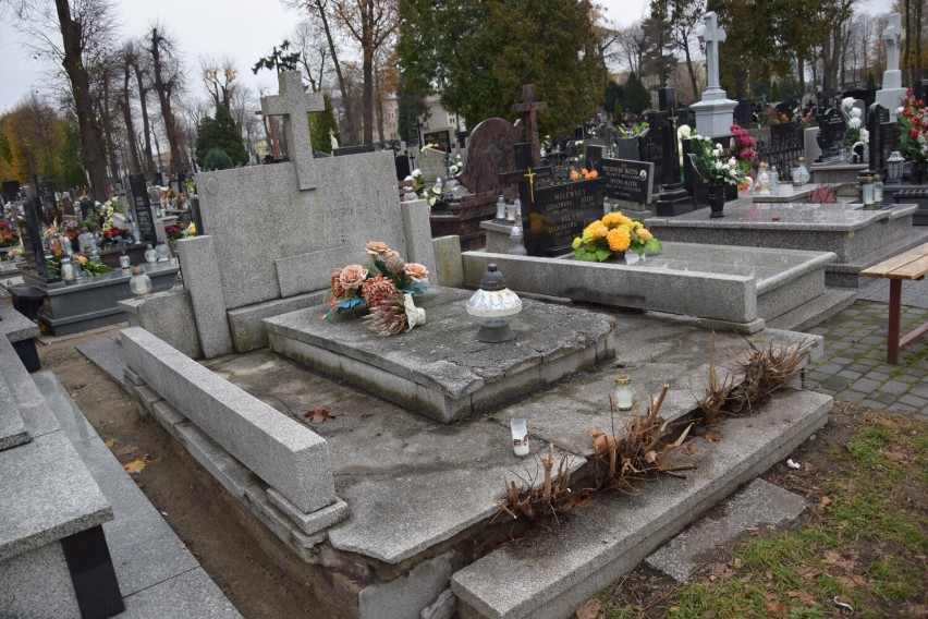 Zapomniany pomnik na starym cmentarzu w Zduńskiej Woli do renowacji. To grób Edwarda Ejchblata