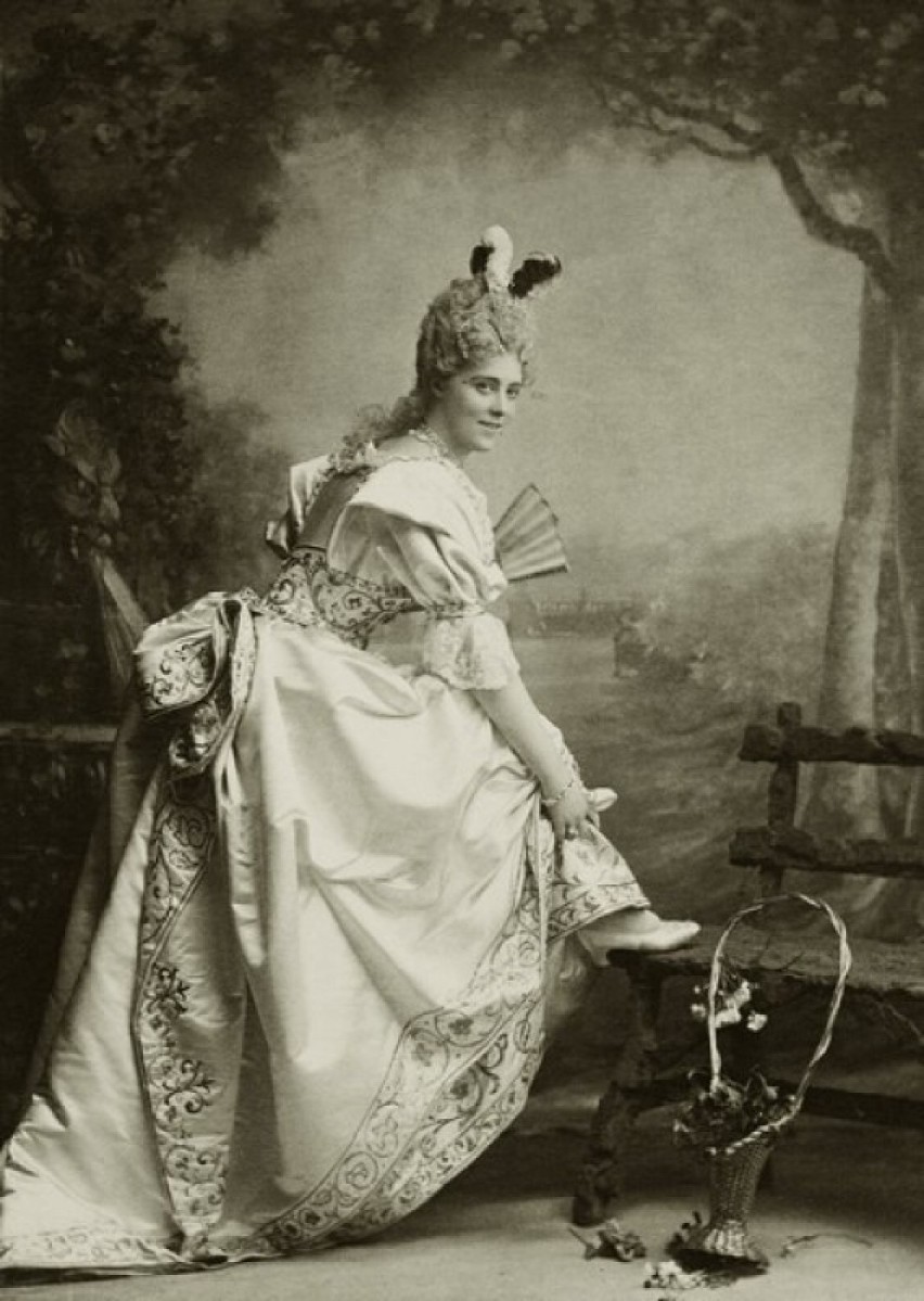 Księżna Daisy jako XVIII-wieczna aktorka Adrienne Lecouvreur...