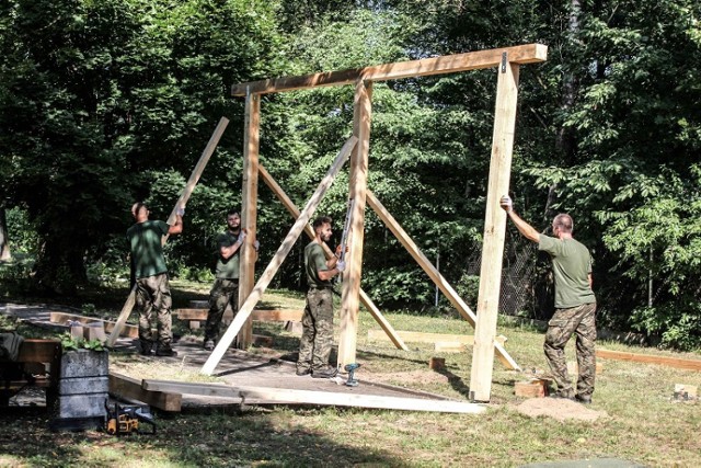 Terytorialsi w Rybniku pomagali zbudować altankę dla seniorów