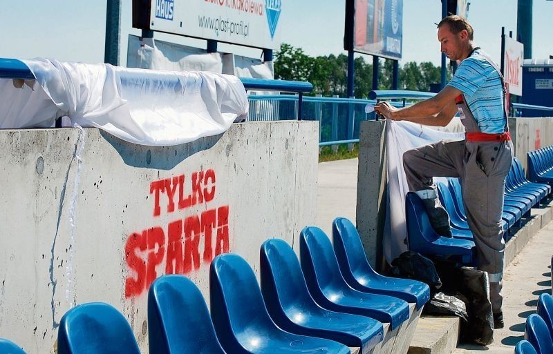 Leszno - pseudokibice z Wrocławia zdewastowali stadion...