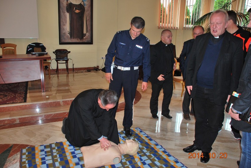 Ksieża z diecezji sosnowieckiej uczą się pierwszej pomocy