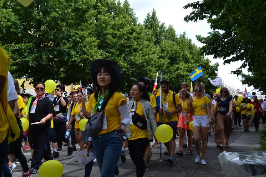 Pielgrzymi z całego świata przemaszerowali ulicami Częstochowy [FOTO]