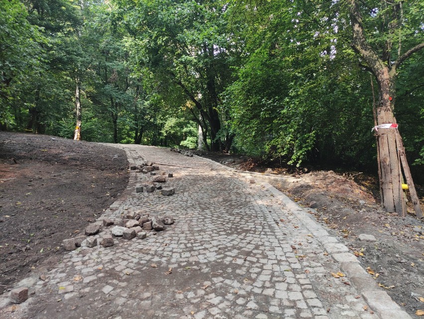 Park Sobieskiego w Wałbrzychu: Część ścieżek już gotowa. Prace trwają. Zobacz zdjęcia