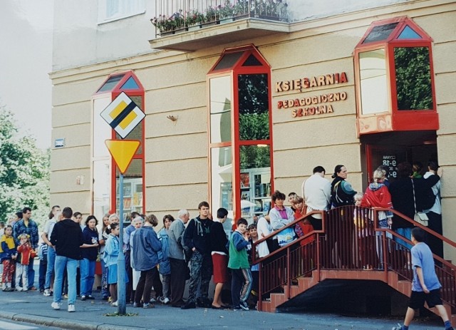 Zdjęcia z bydgoskich ulic - lata 90 ubiegłego stulecia. Przypomnij sobie jak wyglądała wtedy Bydgoszcz. Sporo miejsc zmieniło się nie do poznania. W galerii znajdziesz ponad dwadzieścia fotografii z tamtego okresu. ▶▶