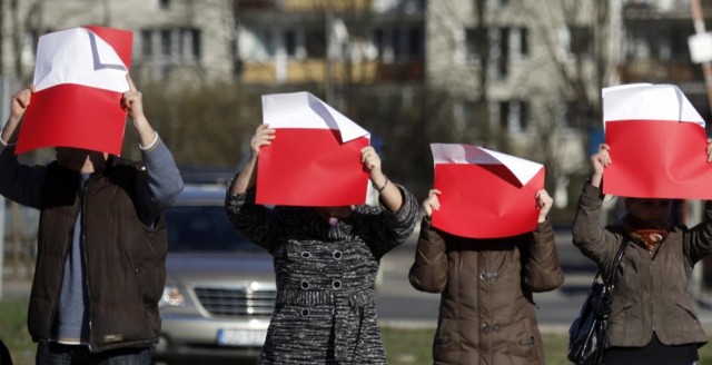 Prezydencki kotylion  będzie stworzony ze specjalnych białych i czerwonych plansz. Będą one trzymane nad głowami zebranych. Na zdjęciu: ten motyw wykorzystano już w Gdańsku  tworząc na pasie startowym obrys tupolewa w 2011 roku.