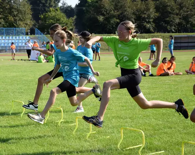 Uczniowie podstawówek rozpoczęli  sportowy roku szkolny akcją Z podwórka na bieżnię. Jedną z konkurencji był bieg przez płotki