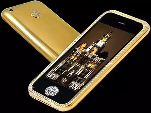 Goldstriker iPhone 3GS Supreme  - ponad 10 mln zł

Wyprodukowanie jednego egzemplarza tego drogocennego iPhone'a zajęło 10 miesięcy. Telefon jest inkrustowany 136 diamentami i wykładany złotem o próbie 22 karatów. Logo składa się z 53 mniejszych diamentów, a przycisk nawigacji to jeden duży diament.

Pieniędzy z wygranej starczyłoby na dwa takie cacka. Jest tylko jeden problem - telefon powstał w jednym egzemplarzu.