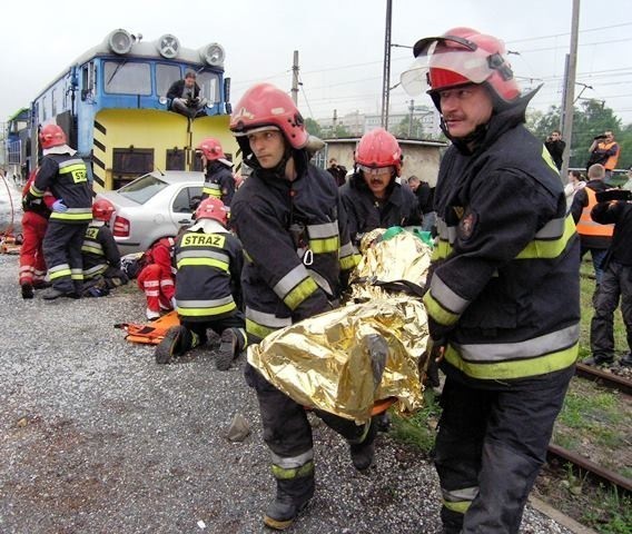 Bielsko-Biała: Pociąg uderzył w samochód na przejeździe kolejowym. To część kampanii [ZDJĘCIA]