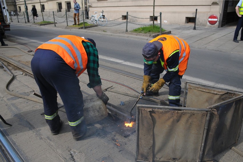 Wybrzuszona szyna na ul. Basztowej, zdjęcia z kwietnia 2015...