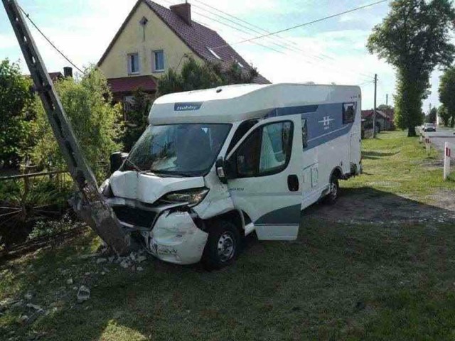 Pościg miał miejsce w sobotę, 5 maja, w Sulechowie. Kierujący fiatem kamperem uderzył w volkswagena touarega. Kamper nie zatrzymał się, tylko uciekł. Po chwili ruszył policyjny pościg. Kierowca kampera uciekając policji rozbił jeszcze trzy auta i uderzył w słup linii wysokiego napięcia. Kamper jest kradziony w Niemczech.



Wszystko zaczęło się w Sulechowie na rondzie. Kierujący fiatem kamperem uderzył w prawidłowo jadącego volkswagena touarega. Nie zatrzymał się tylko zaczął uciekać. Kierowca volkswagena zaalarmował policję. Na miejsce natychmiast ruszyły radiowozy zielonogórskiej drogówki.

Radiowozy zielonogórskiej drogówki bardzo szybko zlokalizowały uciekającego kamera. – Kierowca nie reagował na sygnały świetlne i dźwiękowe do zatrzymania się – mówi nadkom. Tomasz Szuda, naczelnik zielonogórskiej drogówki. Sytuacja była bardzo niebezpieczna. Kierowca kampera chcąc za wszelką cenę uciec, jechał pod prąd Po drodze taranował auta. – Uderzył w mazdę, mercedesa i opla – mówi podinsp. Małgorzata Stanisławska, rzeczniczka zielonogórskiej policji.

Swoją ucieczką spowodował ogromne zagrożenie. W każdej chwili mogło dojść do tragedii. – Uciekając przed radiowozami jechał całą szerokością drogi. Zmuszał innych kierujących do zjeżdżania na pobocza – relacjonuje nadkom. Szuda.

Policjanci w radiowozach robili co tylko mogli, żeby przerwać niebezpieczną jazdę kierującego kamperem. W końcu zjechał on na pobocze i tam z dużą siła uderzył w słup linii wysokiego napięcia. Kierowca wyskoczył z kampera i zaczął uciekać. – Po chwili został zatrzymany przez policjantów zielonogórskiej drogówki – mówi nadkom. Szuda. Kierowca został przewrócony na ziemie i skuty kajdankami.

– To 44-letni zielonogórzanin – informuje podinsp. Stanisławska. Kamper, którym uciekał został ukradziony w Niemczech. 44-latek ma sądowy zakaz prowadzenia samochodów. – Wyjaśniamy wszelkie okoliczności związane ze zdarzeniem – mówi podinsp. Stanisławska. 44-latek został zatrzymany i przewieziony do celi w komendzie policji w Zielonej Górze.

Zobacz też wideo: KRYMINALNY CZWARTEK - 3.05.2018 - Werbowali kobiety, zmuszali je do prostytucji. Uczynili sobie z tego stałe źródło dochodu. Zatrzymała ich lubuska policja


POLECAMY ODCINKI "KRYMINALNEGO CZWARTKU":


