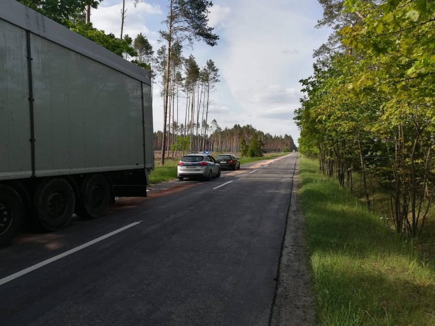 Powiat chojnicki. Tir-em staranował znaki, potem uciekał gubiąc paliwo z uszkodzonych baków