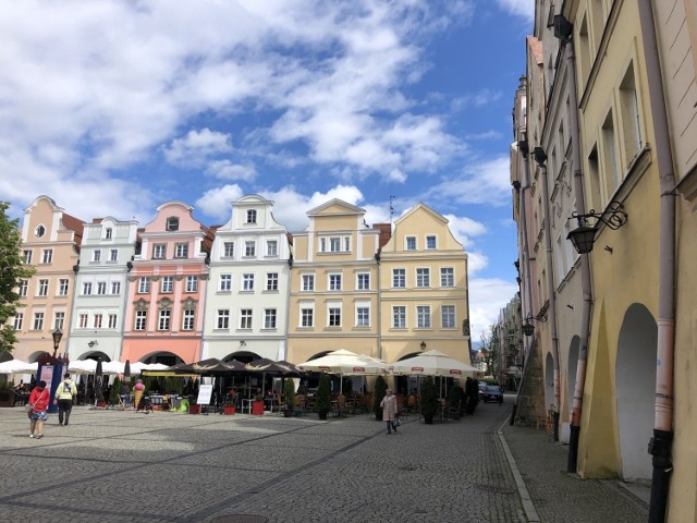 Jelenia Góra to dziś miasto w województwie dolnośląskim na prawach powiatu. Miasto jest bardzo często mylone z Zieloną Górą...