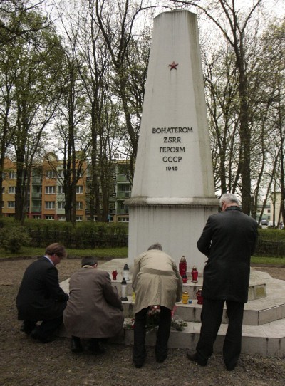Napis na pomniku "Bohaterom ZSRR" budzi duże kontrowersje. Niektórzy chcą go zmienić