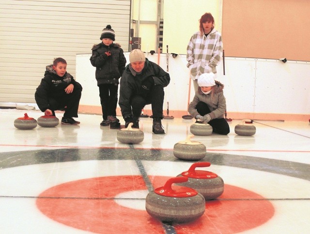 Na lodowisku powiatowym przygotowano w tym sezonie specjalny tor dla miłośników curlingu