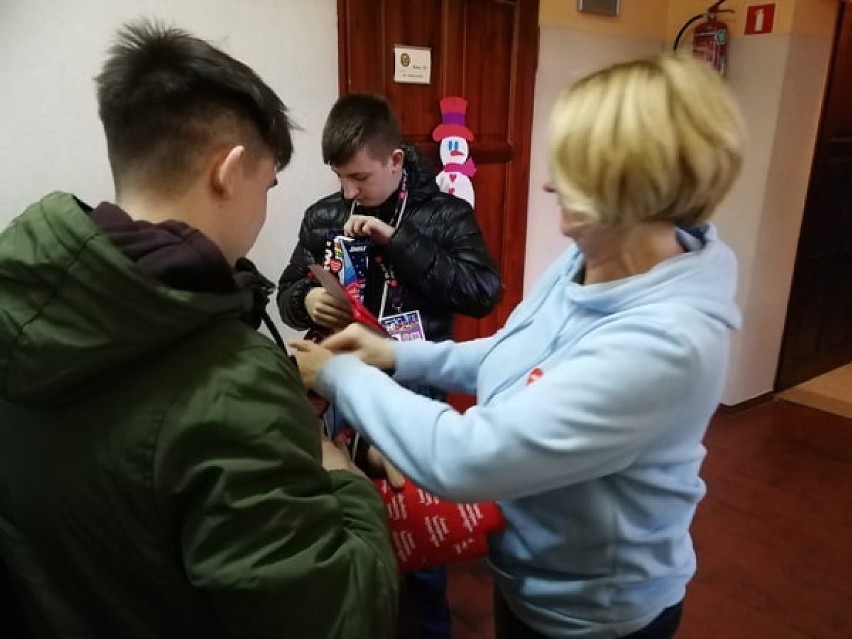 Witkowo WOŚP 2020: wolontariusze SP 1 odebrali puszki i wyruszyli na zbiórkę