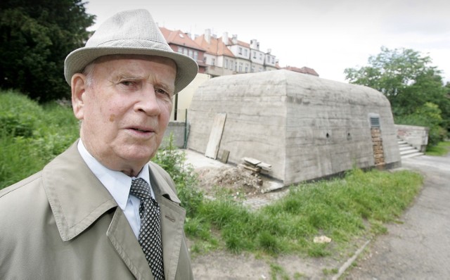 Do dziś na szczycie Wzgórza Partyzantów można oglądać betonowy bunkier, który był siedzibą sztabu dowodzenia Festung Breslau. W trakcie oblężenia, przeniesiono dowództwo do podziemi biblioteki Na Piasku (na zdjęciu inż. Stefan Jankowski).