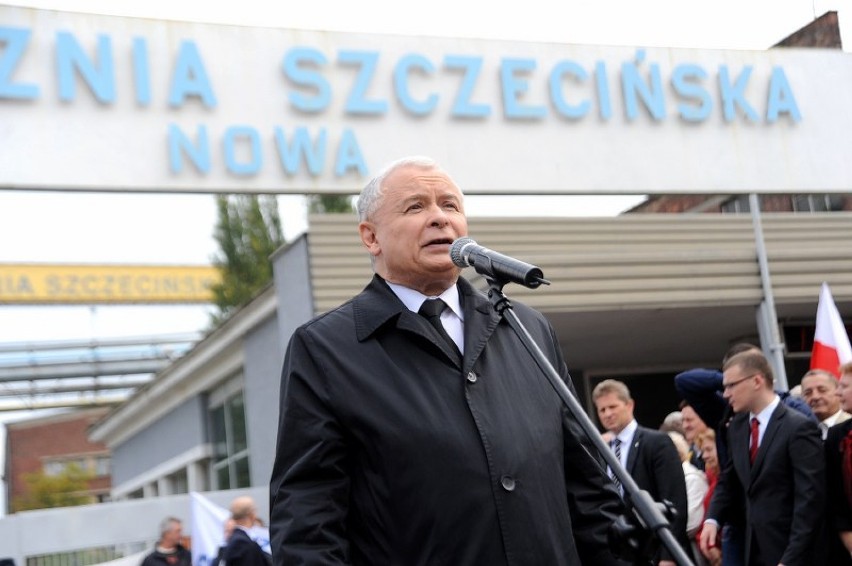 Prezes PiS odwiedził Szczecin. Przed bramą stoczni...