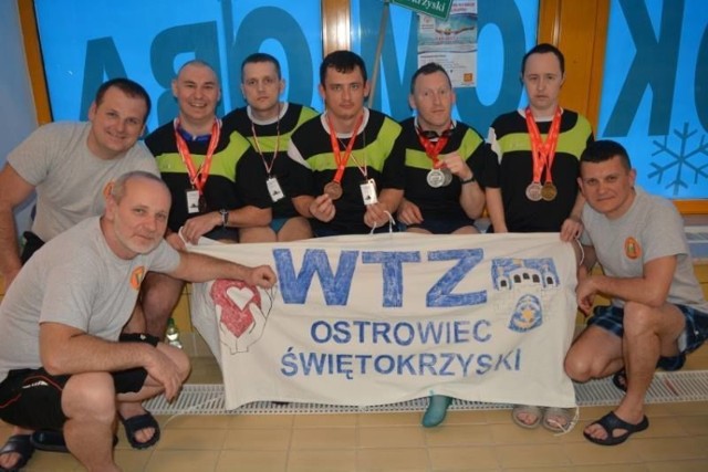 Zawodnicy i trenerzy Klubu Olimpiad Specjalnych SZANSA z Ostrowca Świętokrzyskiego w Końskich.