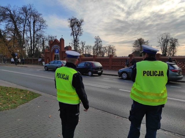 Policjanci z Tucholi podczas akcji "ZNICZ"