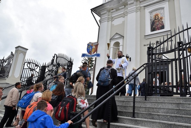 Przez sanktuaryjne wzgórze w Tuchowie przez dziesięć dni odpustu przewinie się kilkadziesiąt tysięcy pielgrzymów. Część z nich przybędzie do Tuchowa na piechotę