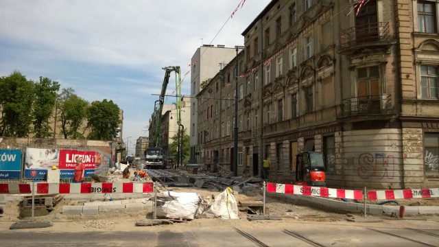 Termin temontu ul. Kilińskiego w Łodzi już kilkukrotnie był przesuwany. Ostatnio robotnicy odkryli podczas prac komorę kanału, co dodatkowo wydłuży czas realizacji projektu