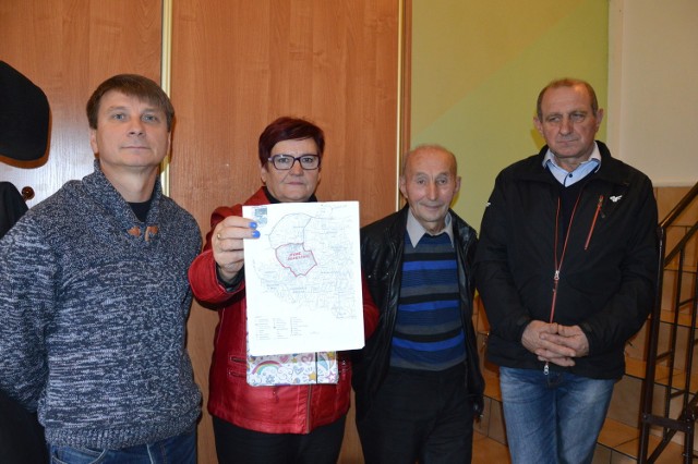 Mieszkańcy Mystkowa od lewej: Jan Pasiut, Krystyna Ogorzałek, Stefan Głowacki i Wiktor Stanek uważają, że na utworzeniu nowego sołectwa dwukrotnie zyskają wszyscy mieszkańcy wsi Mystków