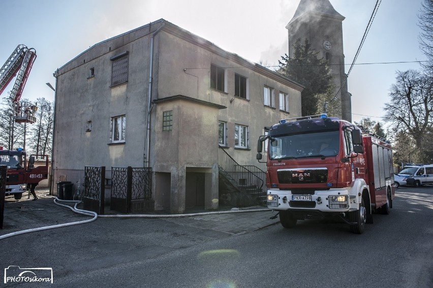 STRAŻACY W AKCJI: Pożar w budynku mieszkalnym na ulicy Dworcowej w Rozdrażewie. Nie żyje mężczyzna [ZDJĘCIA]