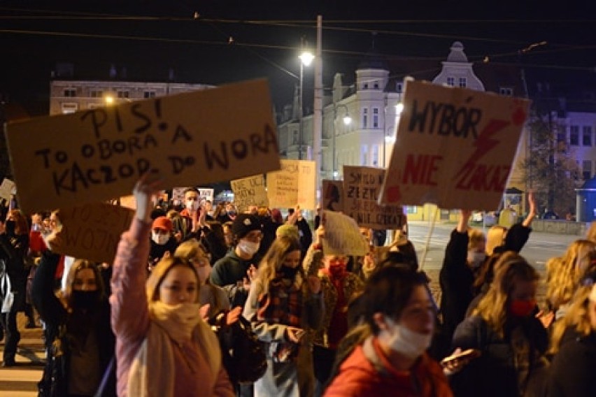 Grudziądz. Trzeci protest w obronie praw kobiet w Grudziądzu, po orzeczeniu Trybunału Konstytucyjnego w sprawie aborcji  [zdjęcia]
