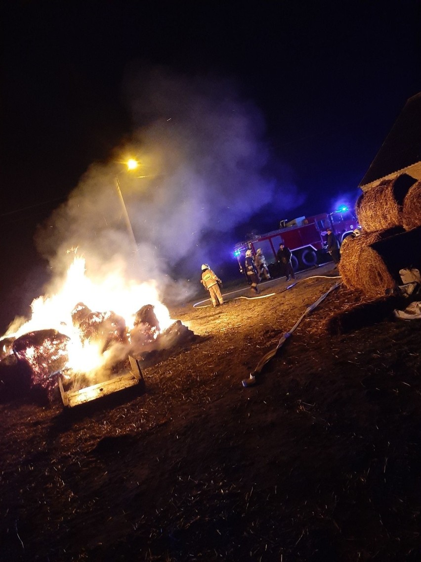 Gmina Niechanowo. Nocny pożar stogu w Mierzewie