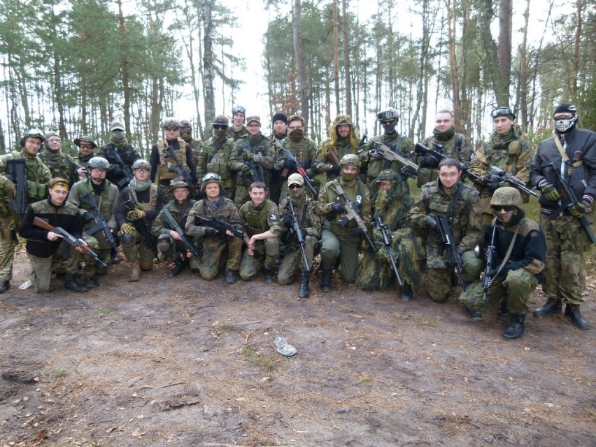 Invaders z Sieradza. Grupa pasjonatów airsoftu - zespołowej...