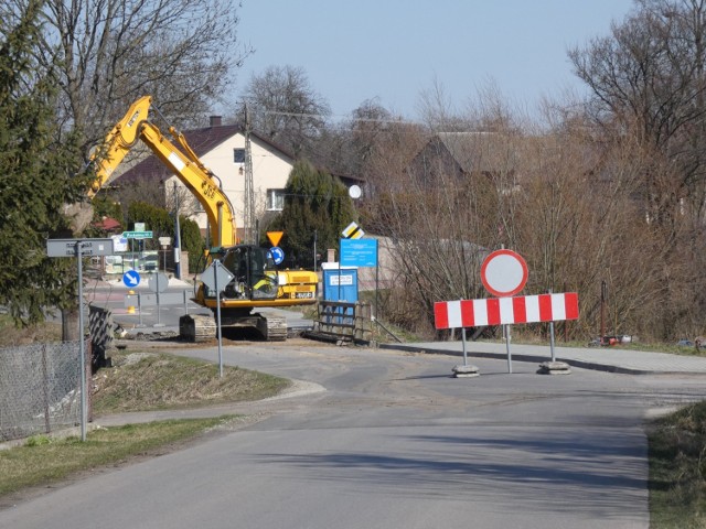 W Walawie (gm. Orły) koło Przemyśla rozpoczęła się przebudowa mostu w okolicy ronda. Kierowcy muszą się liczyć z utrudnieniami w ruchu. O objazdach informują znaki.