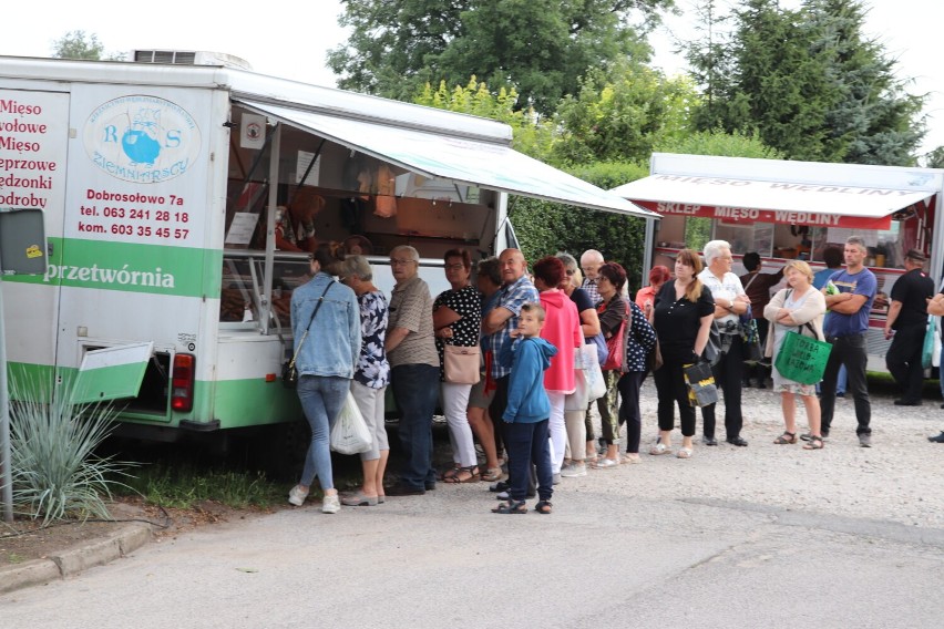 Na tym targowisku można kupić albo sprzedać dosłownie...