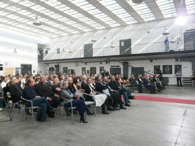 Studia reżyserskie na WSF trwają trzy lata i przygotowują do pracy w zawodzie reżysera filmowego. Całkowity koszt nauki na tym kierunku wynosi 66 510 złotych.

Oznacza to, że za rok studiowania trzeba zapłacić tam 22 170 zł, a za semestr - 11 085 złotych.