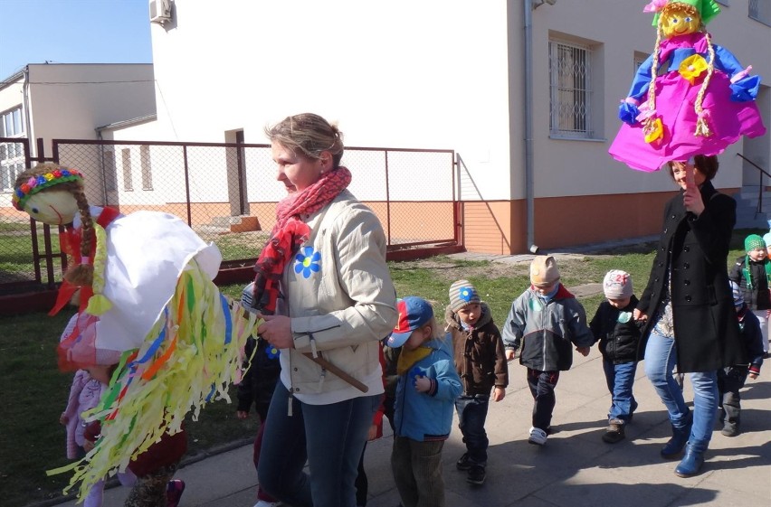 PP 4 w Zduńskiej Woli: Przedszkolaczki witały wiosnę