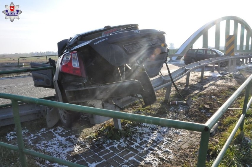 Tragiczny wypadek w Hrubieszowie. Wóz wpadł w poślizg na moście, kobieta zmarła w szpitalu