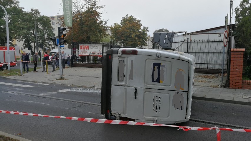 Wypadek na skrzyżowaniu ulic Wiejska - Długa. Dostawczak dachował [zdjęcia]