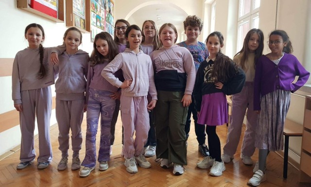 Przez cały tydzień uczniowie Samorządowej Szkoły Podstawowej numer 1 w Kazimierzy Wielkiej, które każdego dnia miały inny kolor