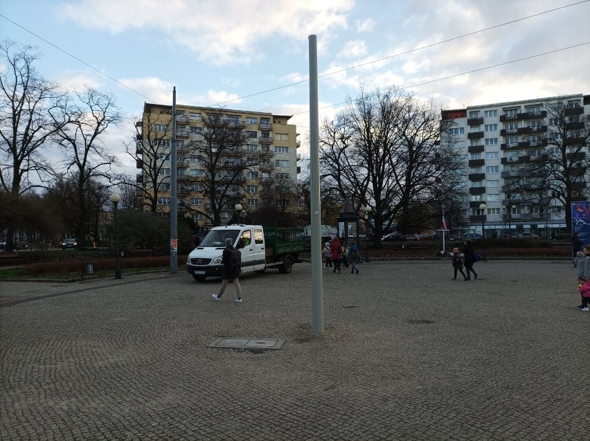 Metalowa przeszkoda na środku placu Grunwaldzkiego