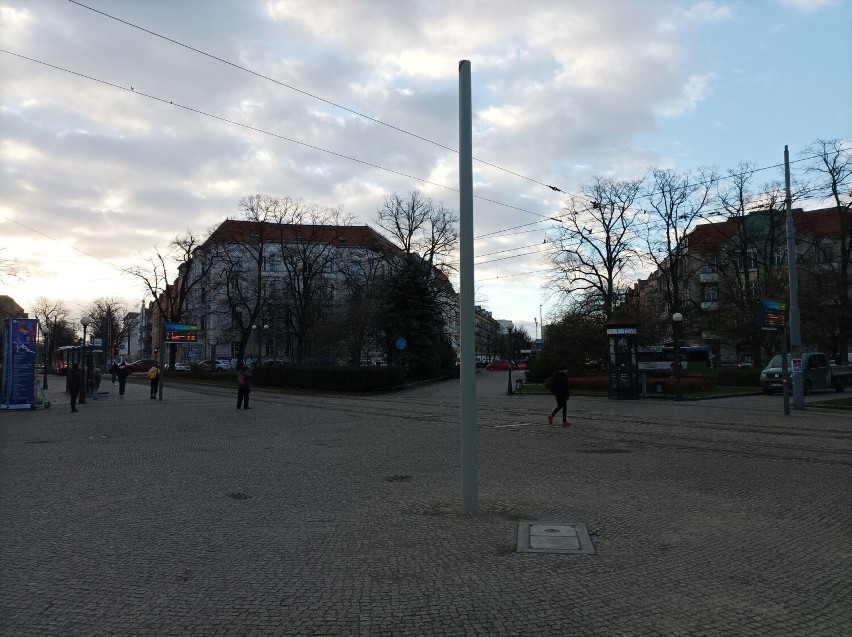 Metalowa przeszkoda na środku placu Grunwaldzkiego