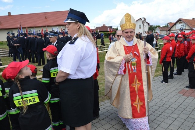 Biskup sandomierski Krzysztof Nitkiewicz wśród strażaków. Więcej na kolejnych zdjęciach.